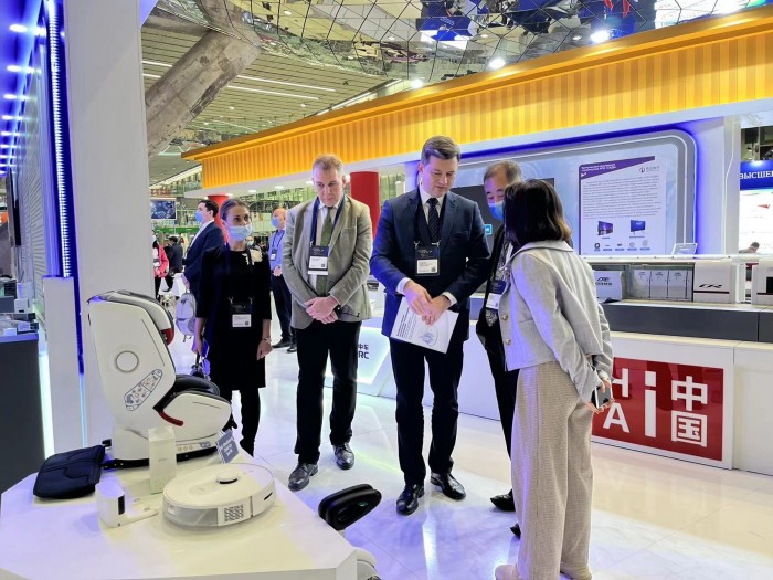 360智慧生活携家用扫地机器人产品亮相“诺贝尔愿景开放创新2.0”论坛及展览